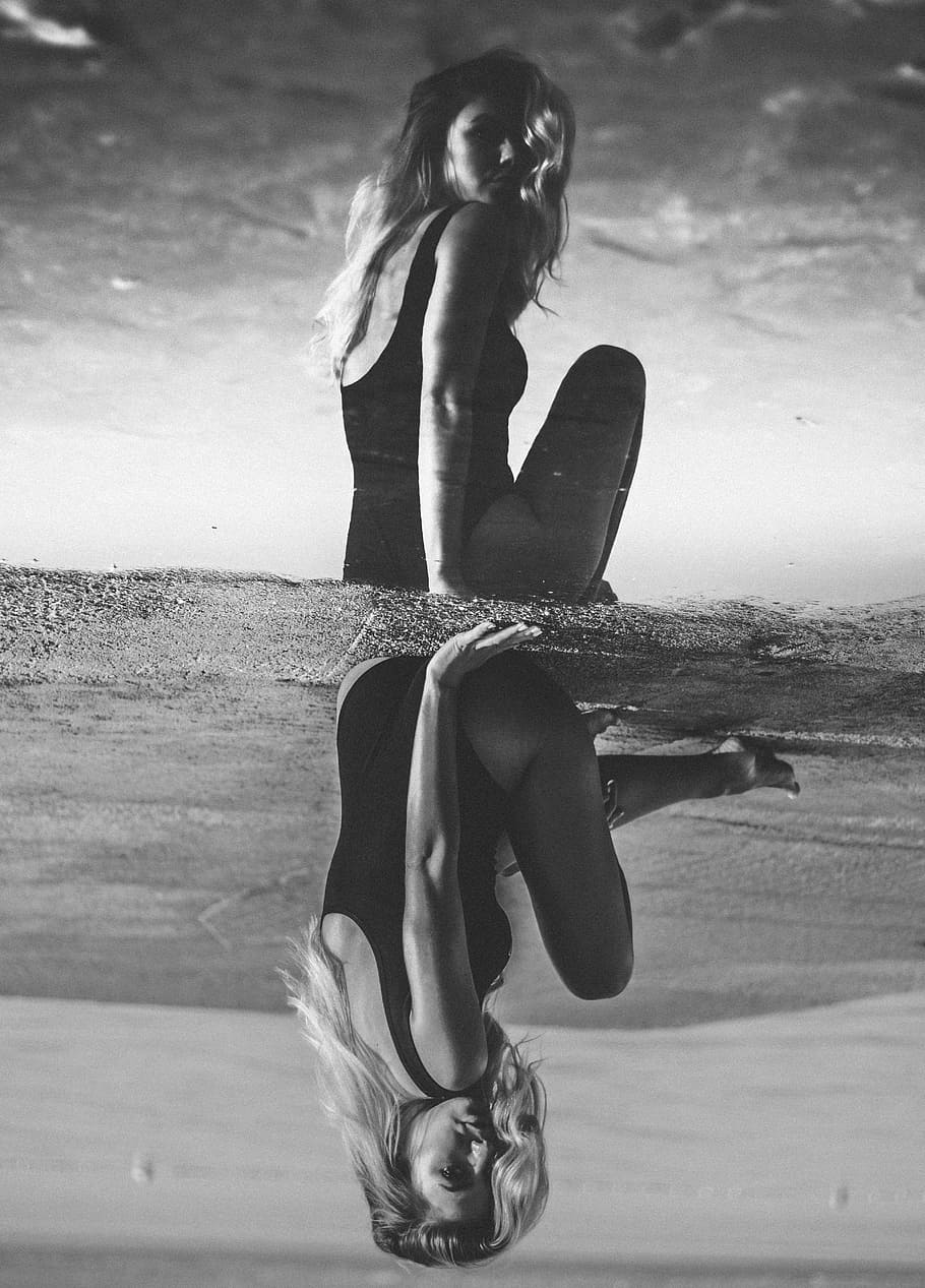 grayscale photography of woman, woman seating on sands, reflection HD wallpaper