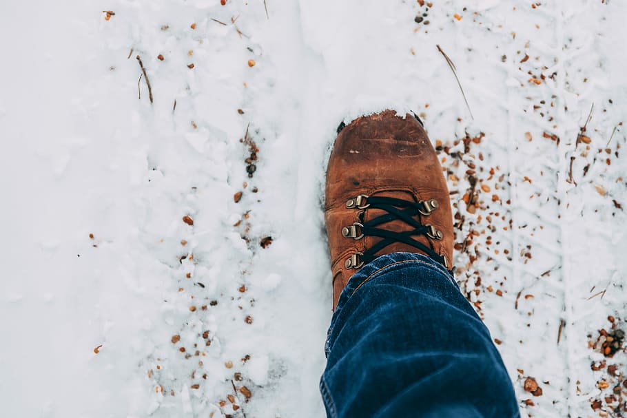 Boots in the snow, person wearing brown leather shoe covered with snow HD wallpaper