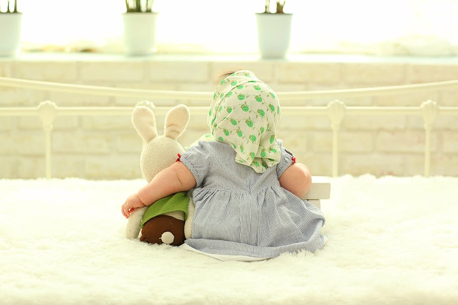 baby's gray dress near bunny plush toy, baby behind, pooping, HD wallpaper