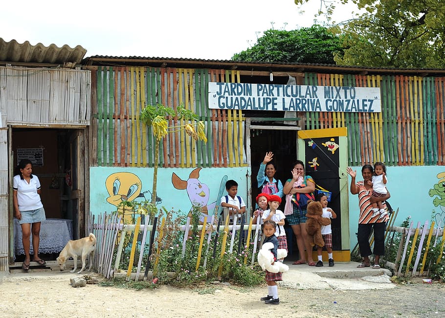 people standing on Jardin Particular Mixto Guadalupe Larriva Gonzalez school, HD wallpaper
