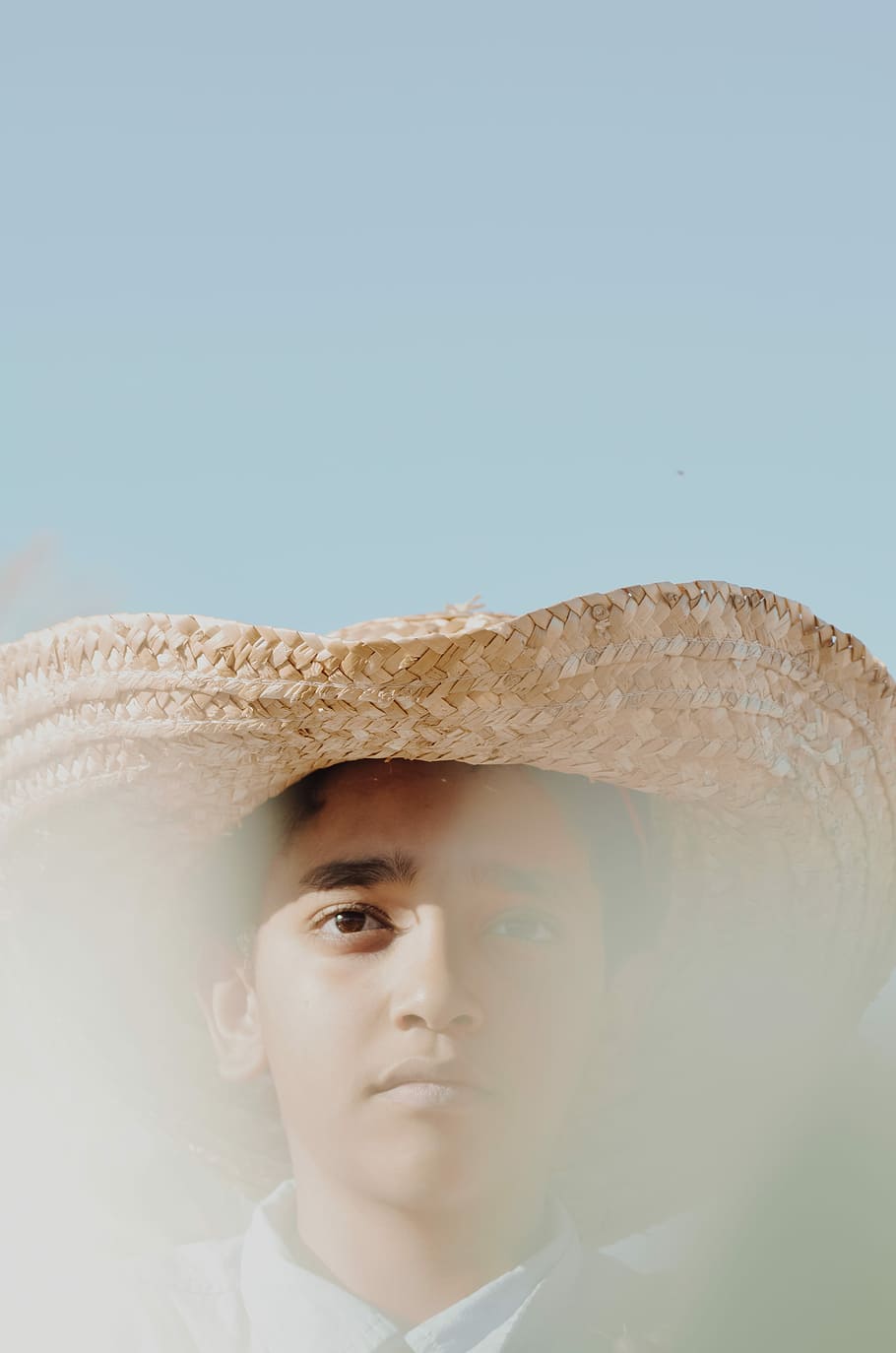 man wearing brown hat, boy wearing sombrero, portrait, blur, eye HD wallpaper