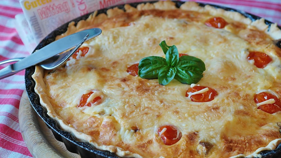 baked pie, quiche, bacon, onion, egg, tomatoes, dough, cheese HD wallpaper