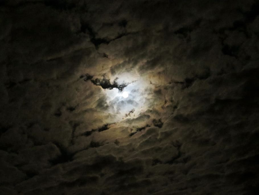 moon covered with clouds, full moon, moonlight, before lunar eclipse HD wallpaper