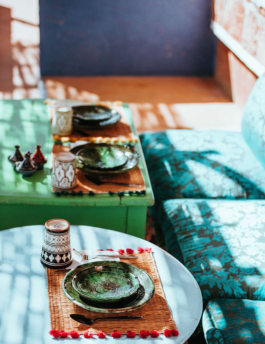 green ceramic saucers on green and teal tables, green ceramic saucer on brown knitted table mat HD wallpaper