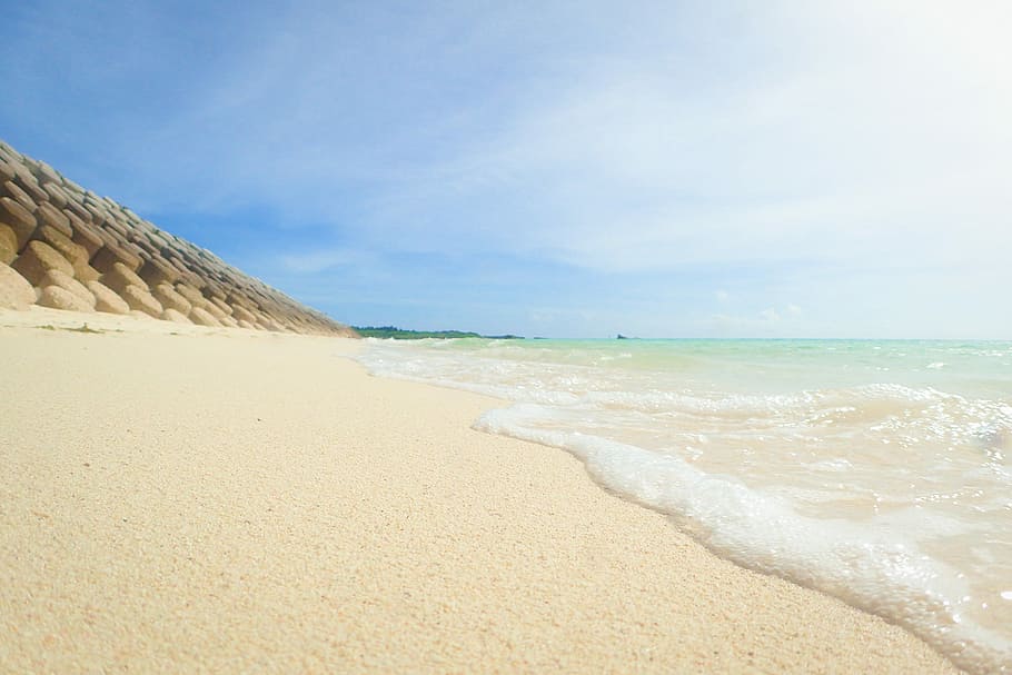 beige sands seashore under blue and white clear sky during daytime HD wallpaper