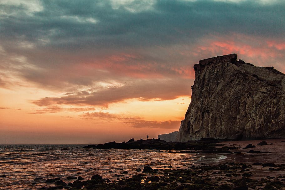 brown cliff near body of water during golden hour, rock formation near body of water during dawn HD wallpaper