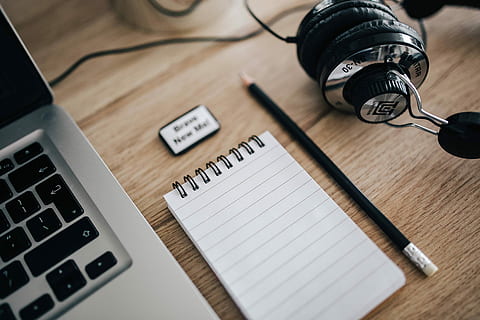 MacBook Pro with headphones on a wooden desk, Apple, computer HD wallpaper