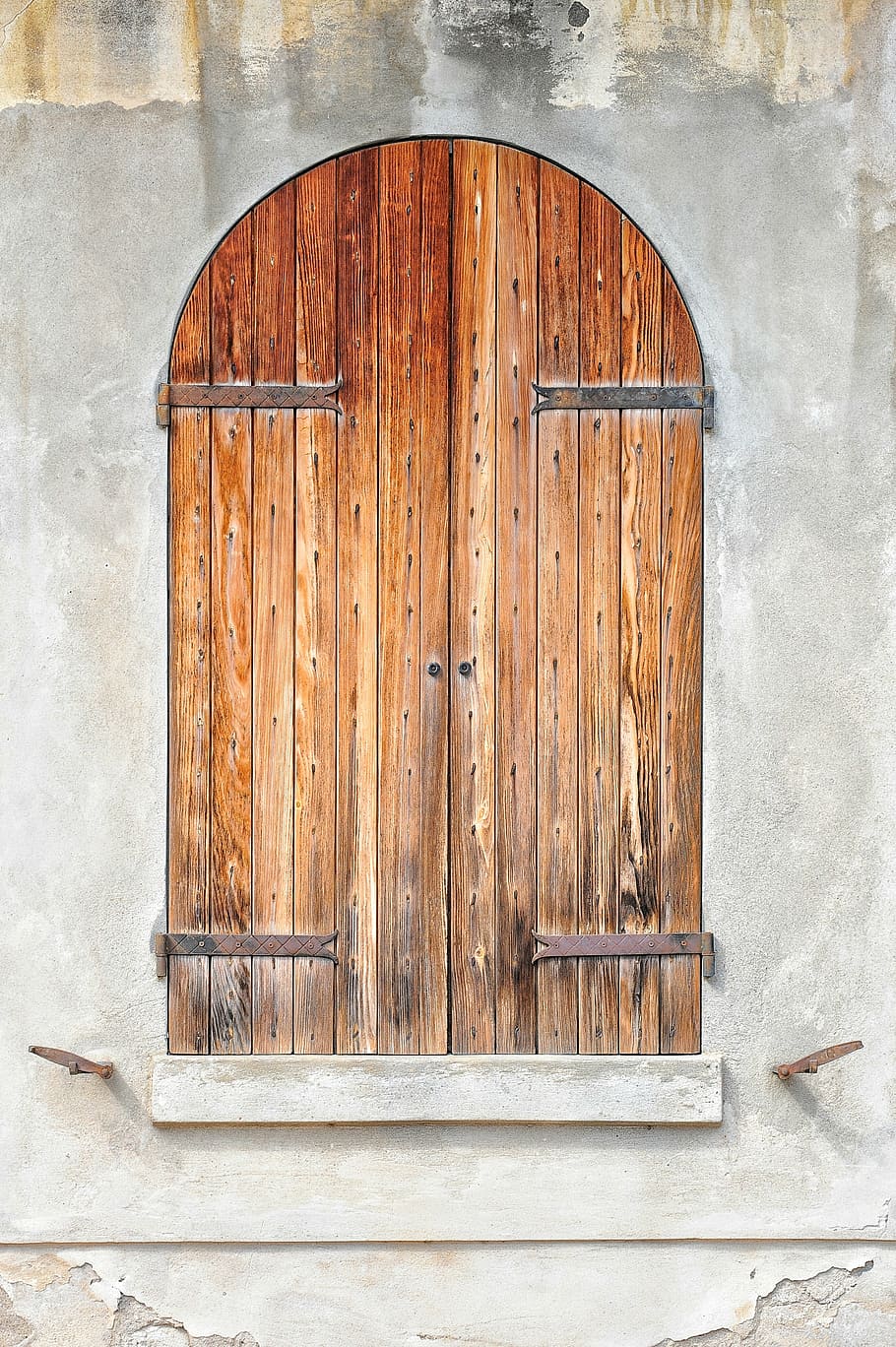 close arch-shaped brown wooden window, texture, paint, wall HD wallpaper