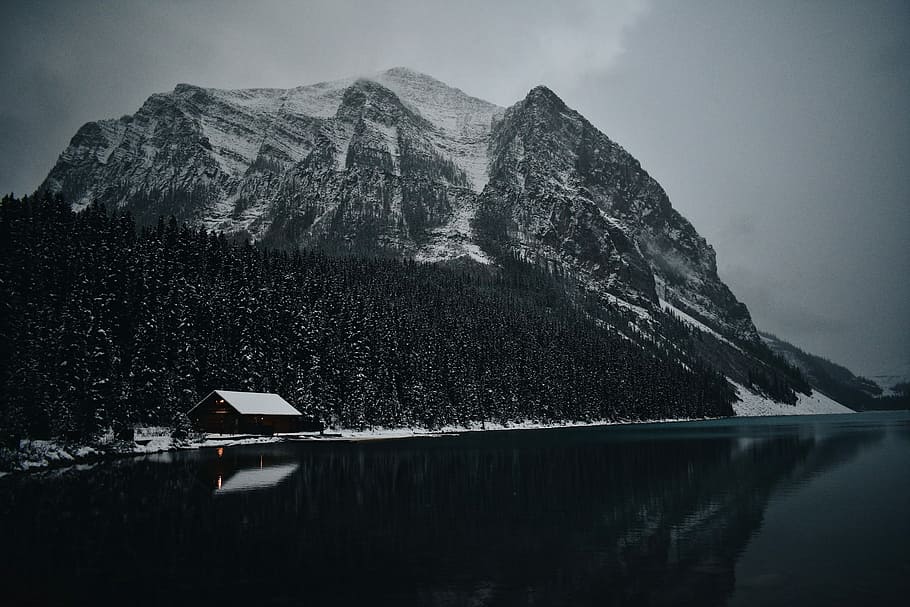 snow-covered mountain near body of water, house beside body of water in front of mountain HD wallpaper