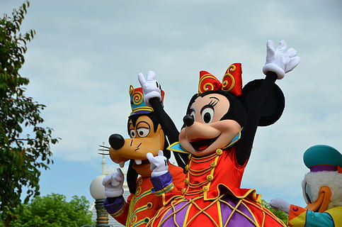 Minnie Mouse and Goofy mascots, parade, the procession, mimi mouse HD wallpaper