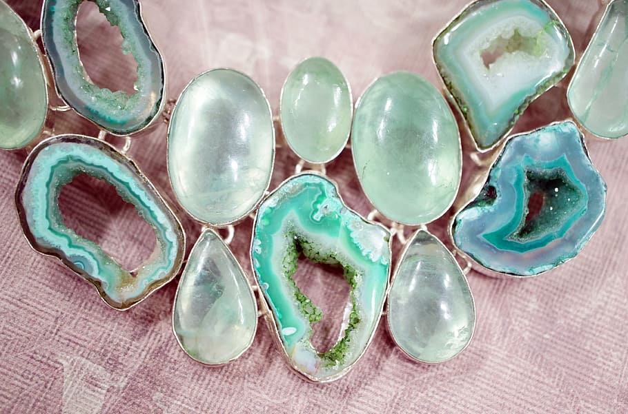 green gem beaded bubble necklace on white textile, apatite HD wallpaper