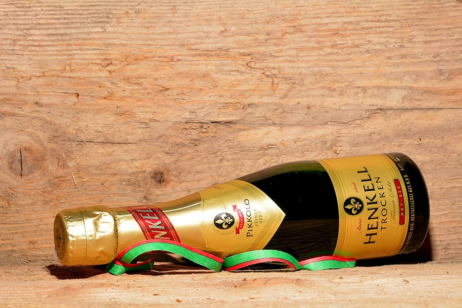 Henkell Frocken bottle lying on brown wooden surface, champagne, HD wallpaper
