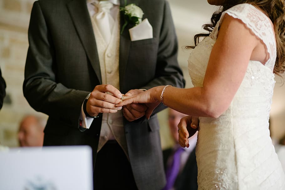 groom holding wedding, wedding couple holding ring, bride, ceremony HD wallpaper