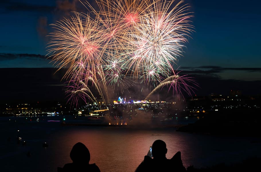 silhouette of two person taking photo of fireworks, silhouette of two persons watching fireworks during night HD wallpaper