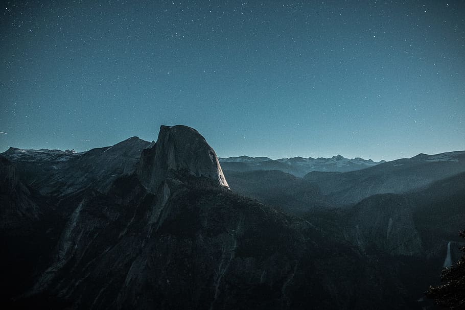 black mountain under blue sky at nighttime, rocky mountain at night photo HD wallpaper