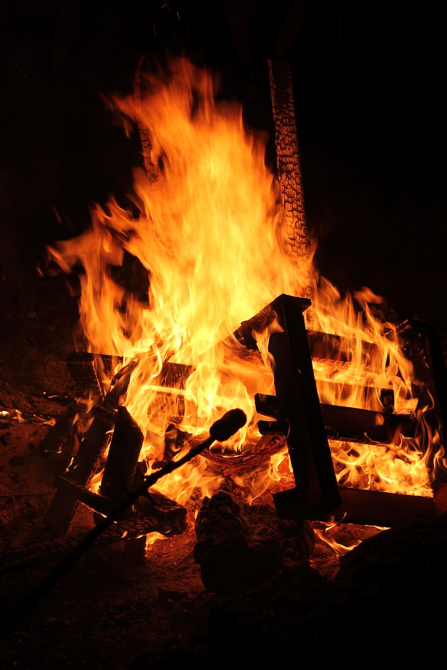 wood, campfire, stick bread, summer, friends, heat, celebrate HD wallpaper