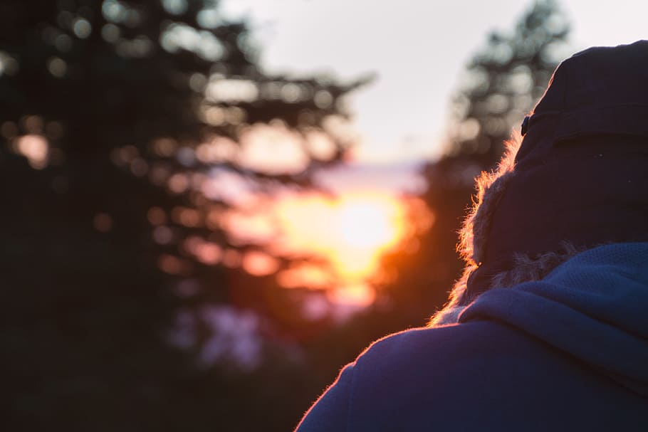 silhouette of woman, sunset, fur hat, evening light, cold, warm light HD wallpaper