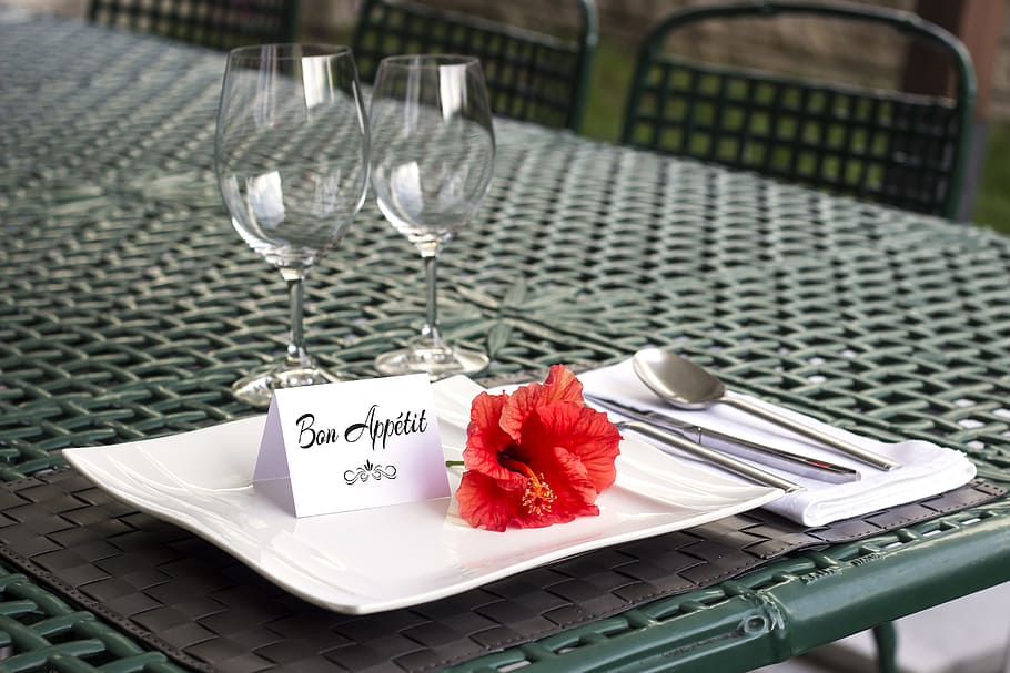 selective focus photo of dinnerware arrangement on table, setting HD wallpaper