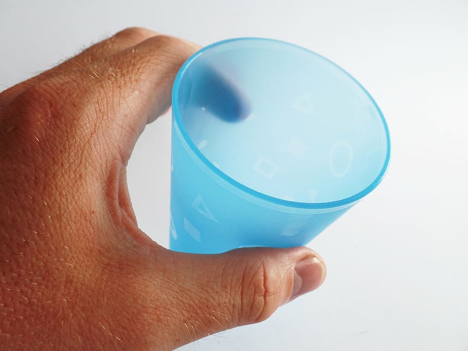 plastic cups, hand, drink, beverages, colorful, blue, keep HD wallpaper