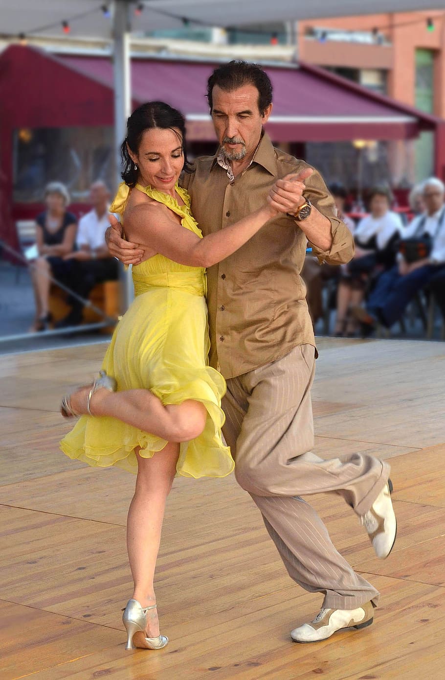 man wearing brown long sleeve shirt while dancing woman wearing yellow halter dress, HD wallpaper