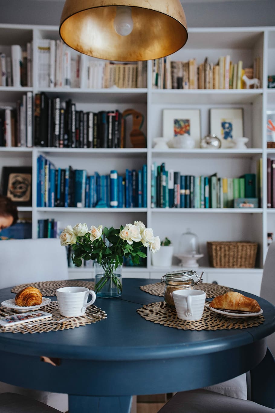 Round breakfast table with white flowers and golden coffee mats HD wallpaper