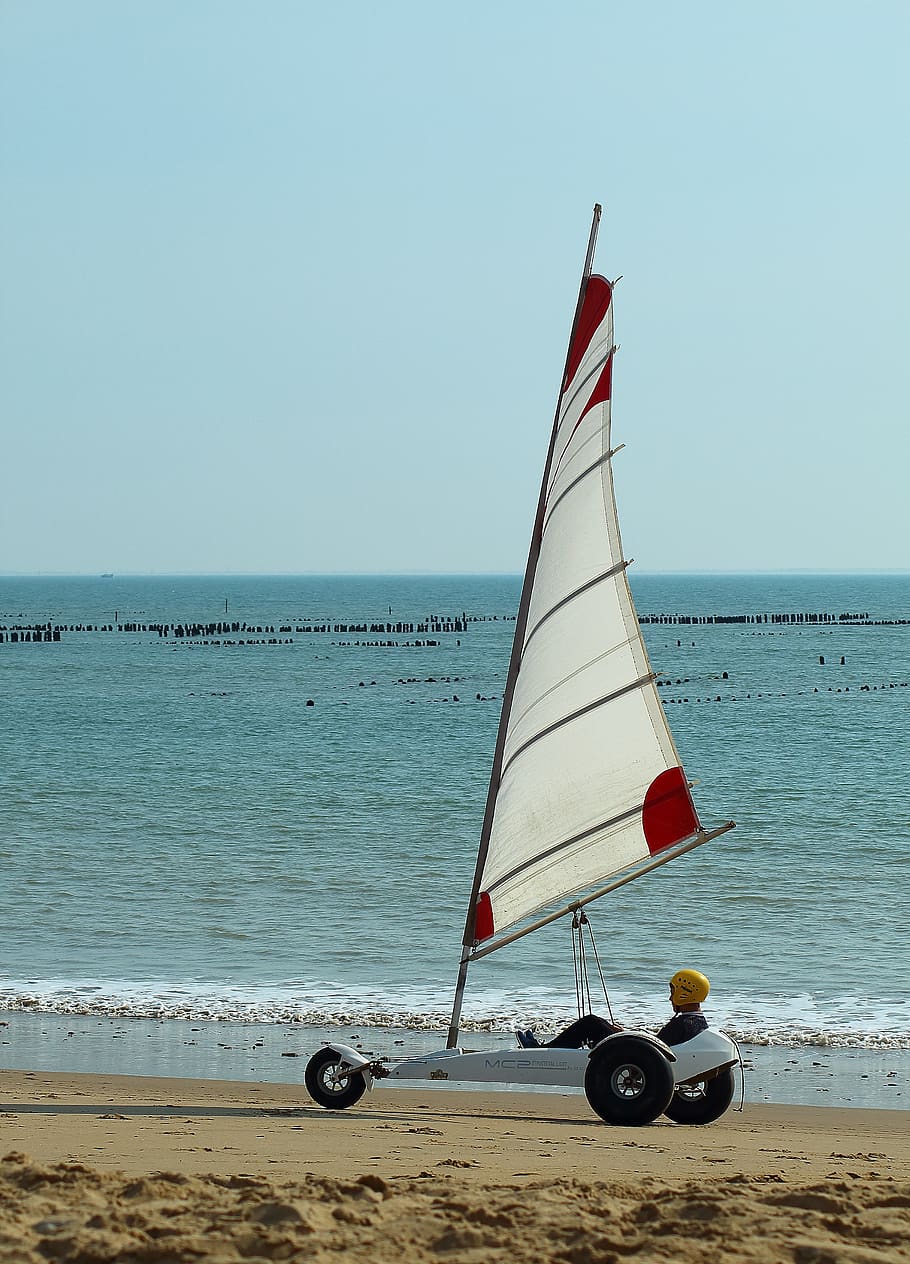 Wind sport. Доска с парусом на колесах. Лодка на колесах с парусом. Парус на колесах. Парус на колесиках.