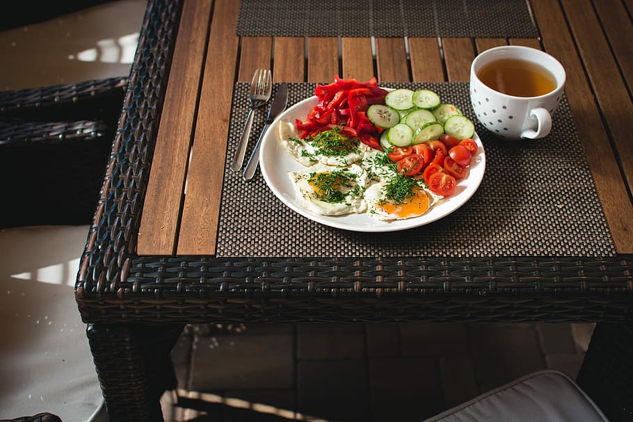 Paleo breakfast eggs with vegetables outside, healthy, food, meal, HD wallpaper