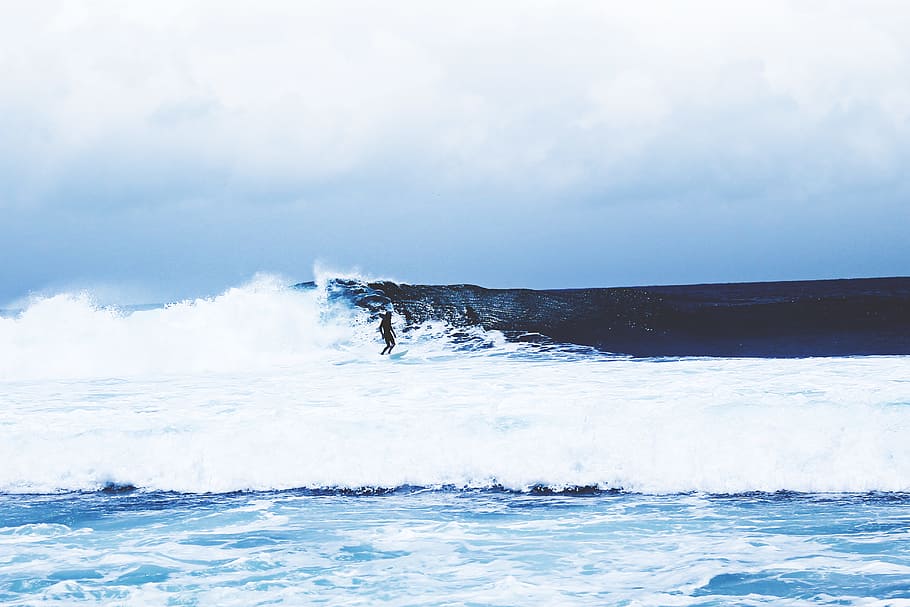 photo of man riding surfboard, person surfing on waves, ocean HD wallpaper