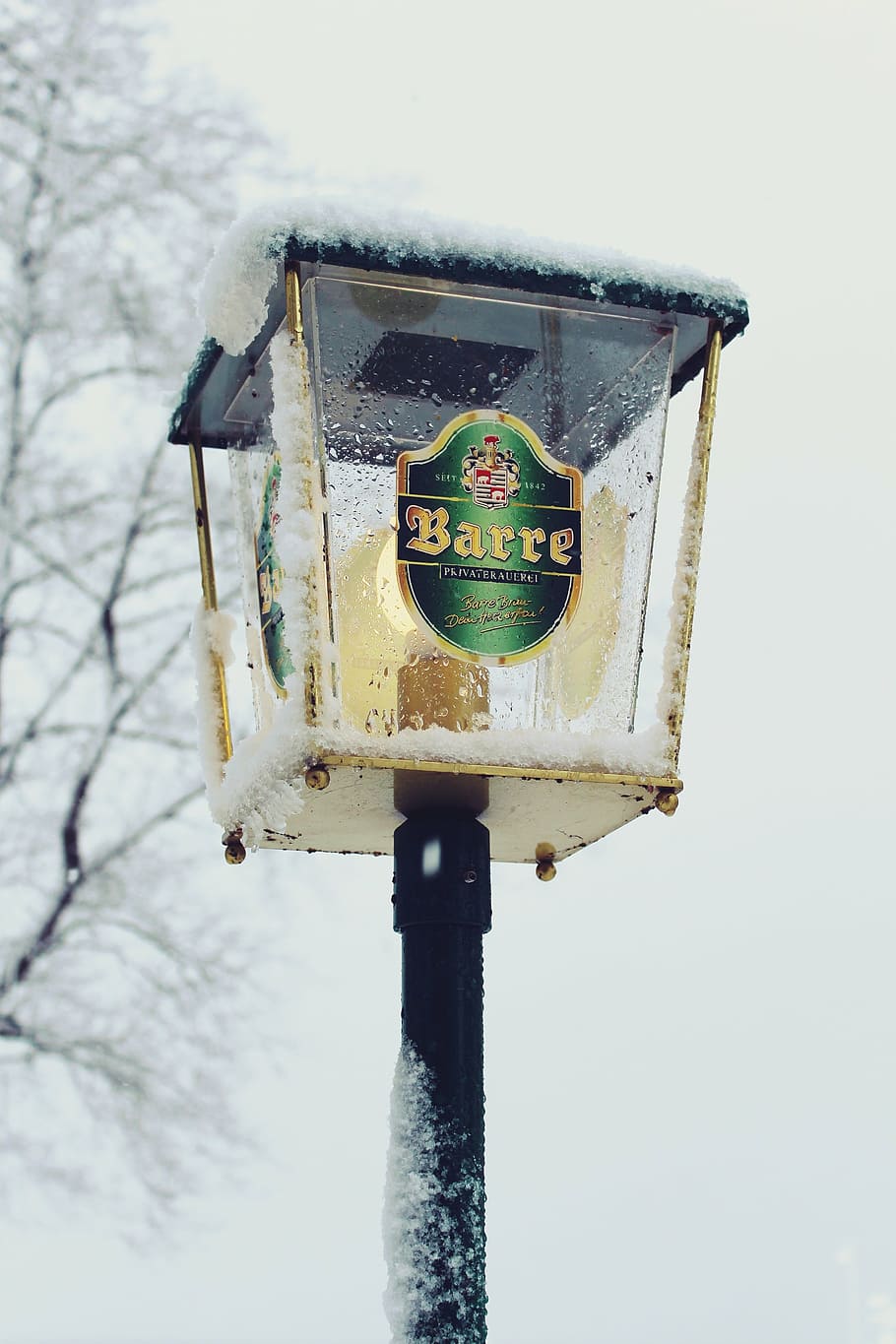 lantern, pub, light, snow, snowfall, snowy, winter, cold, ice HD wallpaper