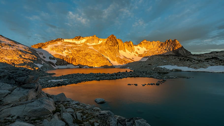 landscape photography of brown mountains, mountain near body of water HD wallpaper