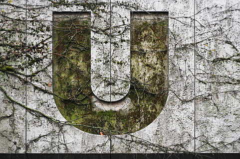 Gostenhof U-Bahn, gray and green U letter, typography, grunge HD wallpaper