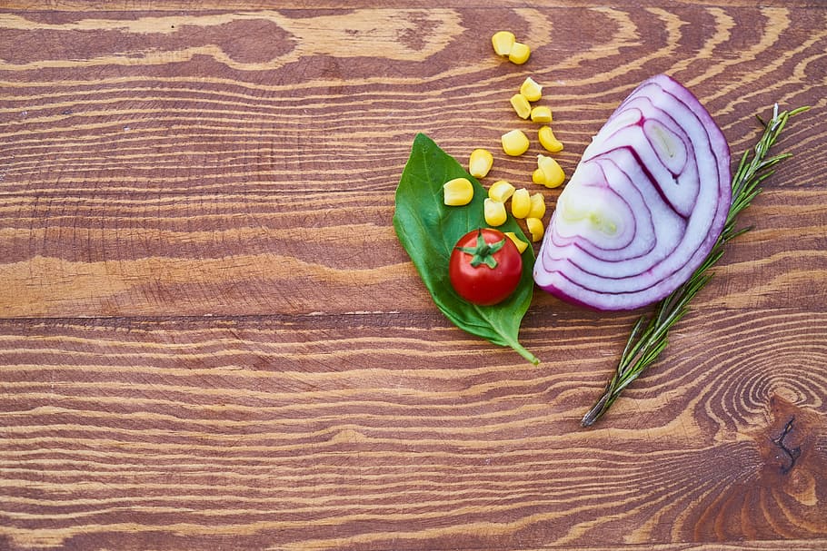 red tomato beside corn kennels and sliced onion on brown wooden plank, HD wallpaper