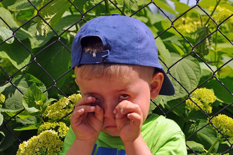 portrait photo of boy standing against mesh fence, Child, Cry HD wallpaper
