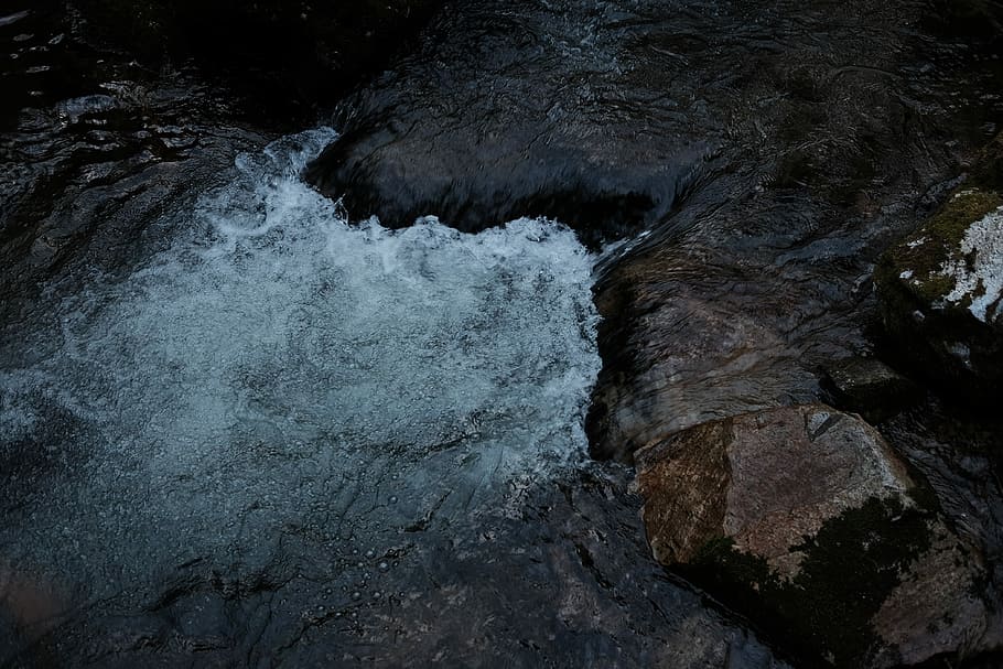 photo of body of water, brown rock beside body of water, river HD wallpaper
