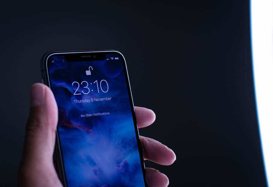 person holding space gray iPhone X, person holding space gray iPhone X at 23:10 screenlock HD wallpaper