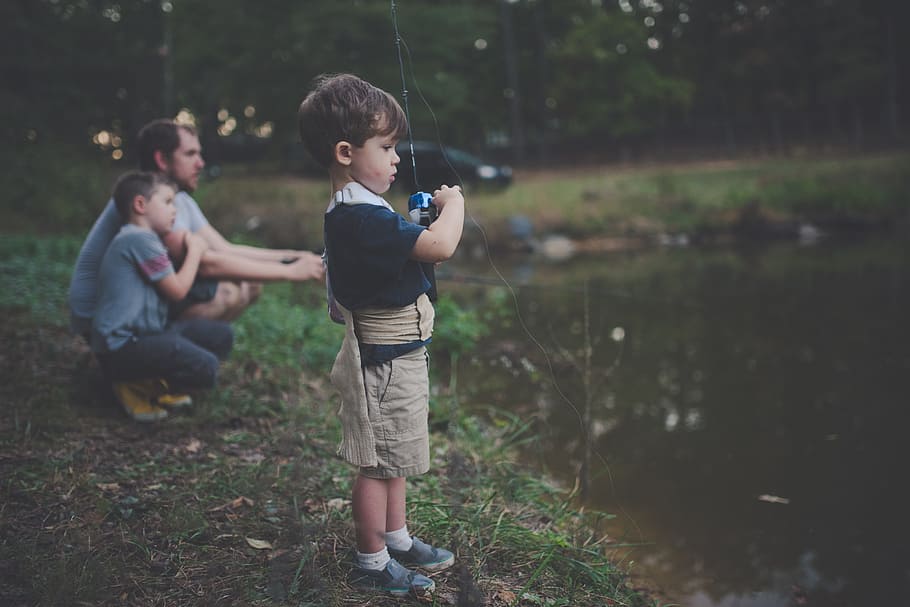 boy in black shirt and brown shorts, bonding, children, daylight HD wallpaper