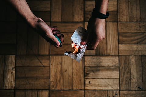 person burning paper, person burning white paper, hand, flame HD wallpaper
