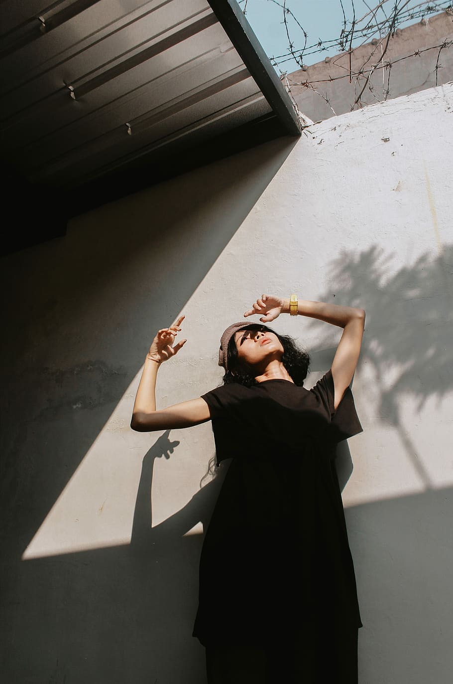 woman standing beside concrete wall during daytime, one person HD wallpaper