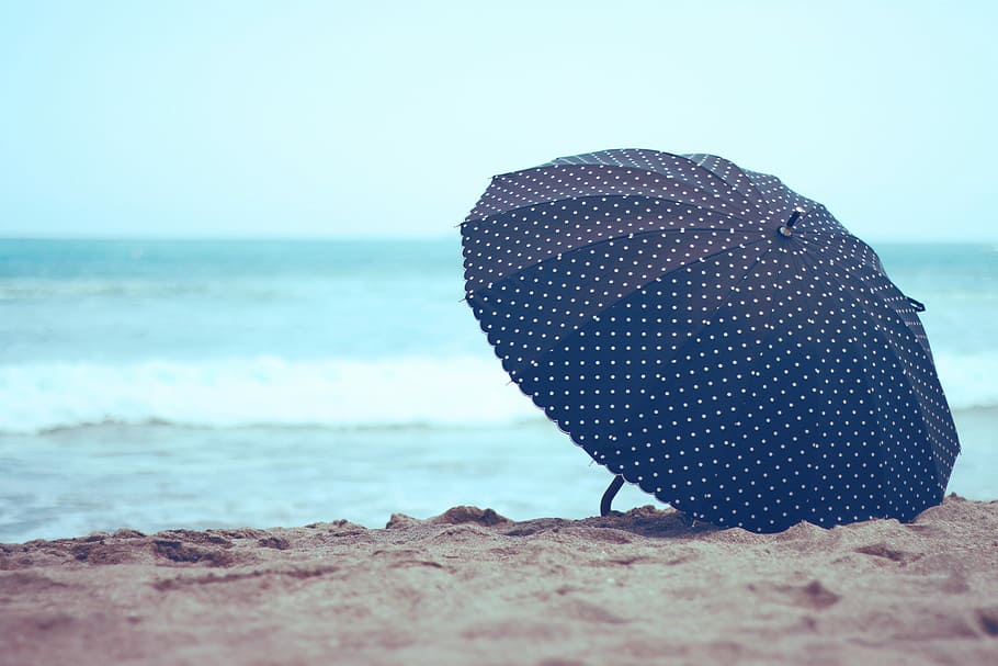 blue and white polka-dot umbrella on shore at daytime, beach HD wallpaper