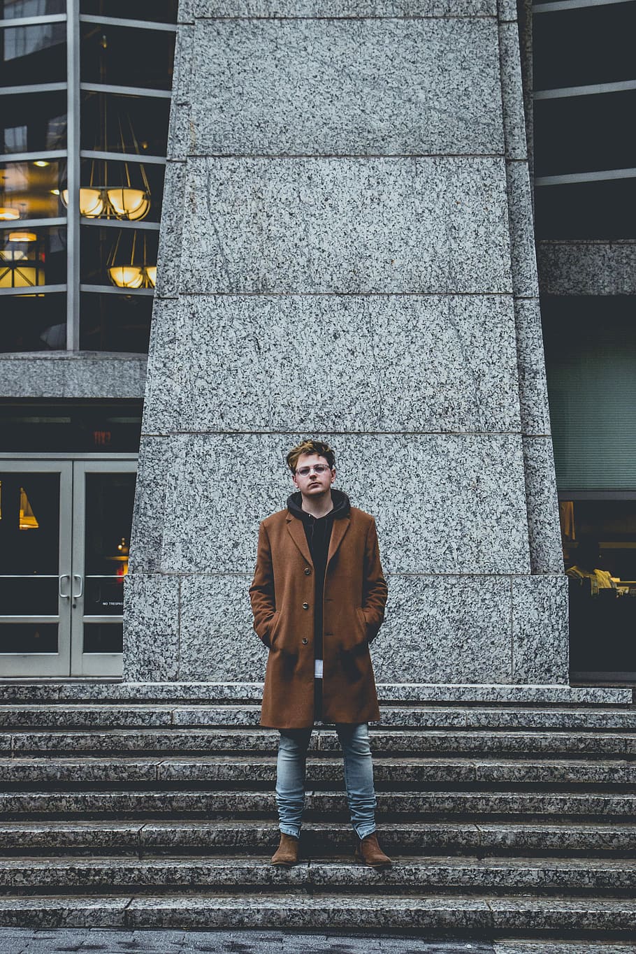 man standing next to stairs and building, man standing on stairs HD wallpaper