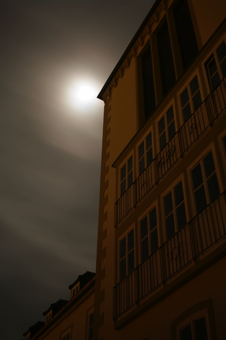 midnight, creepy, school, moon, weird, leave, low angle view HD wallpaper