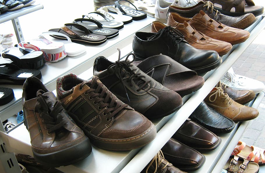 several unpaired shoes and flip-flops on shelf, display, presentation HD wallpaper