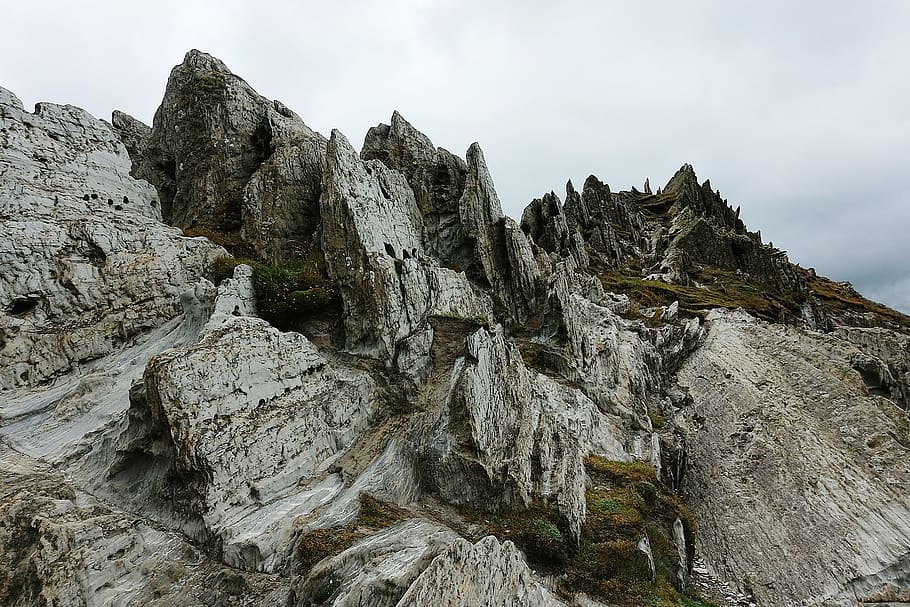 gray rocky mountain under white sky, slate, rugged, metamorphic HD wallpaper