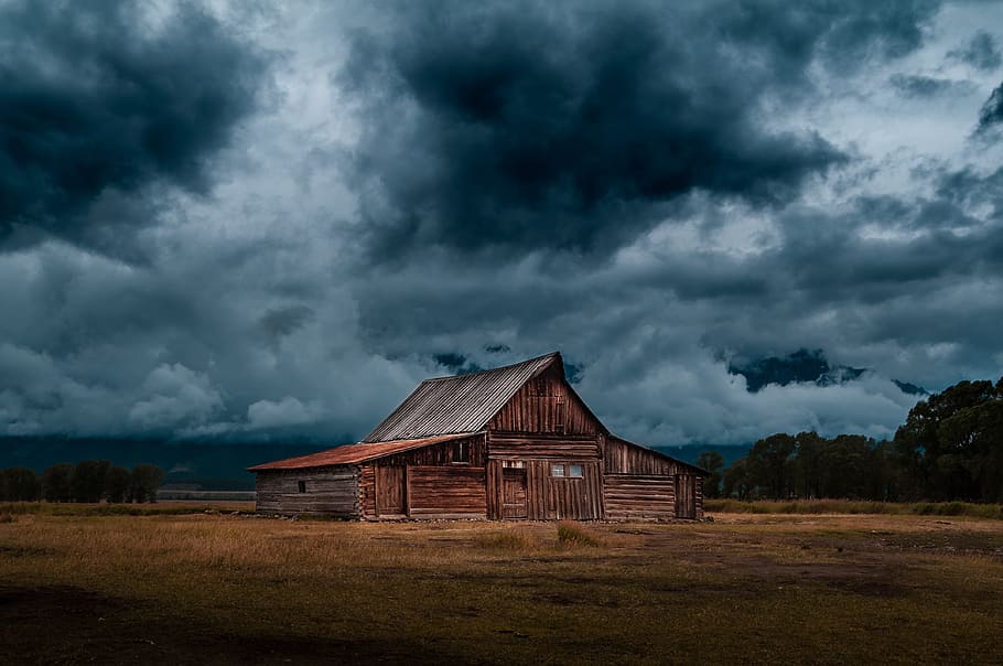brown wooden house under cloudy sky, log, cabin, barn, field HD wallpaper