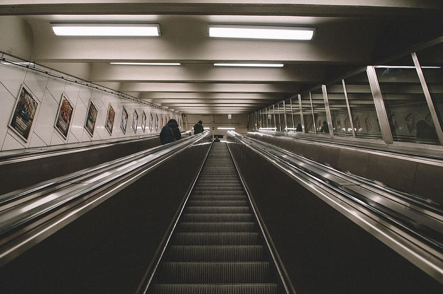 two person on escalator on subway, photo of two people standing beside escalator HD wallpaper