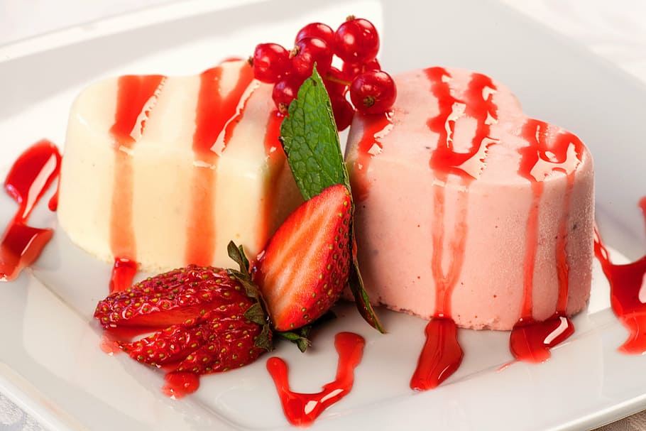 strawberry sliced desert on plate, dessert, cooking, sweet dishes, HD wallpaper