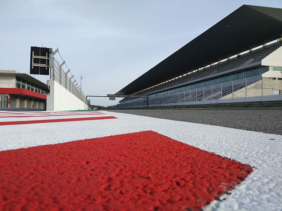 red and white race way near concrete building, race track, stadium, HD wallpaper