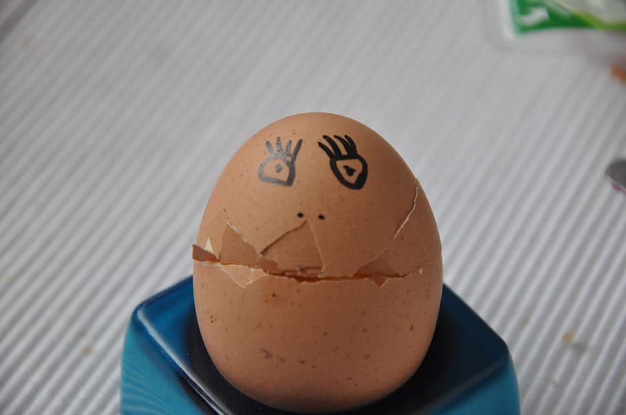 egg, face, egg shells, close-up, food, indoors, anthropomorphic smiley face HD wallpaper