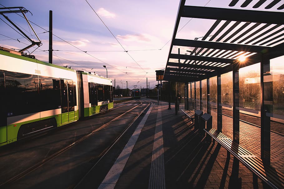 bus passing through shed, green and white bus on bus stop, train HD wallpaper