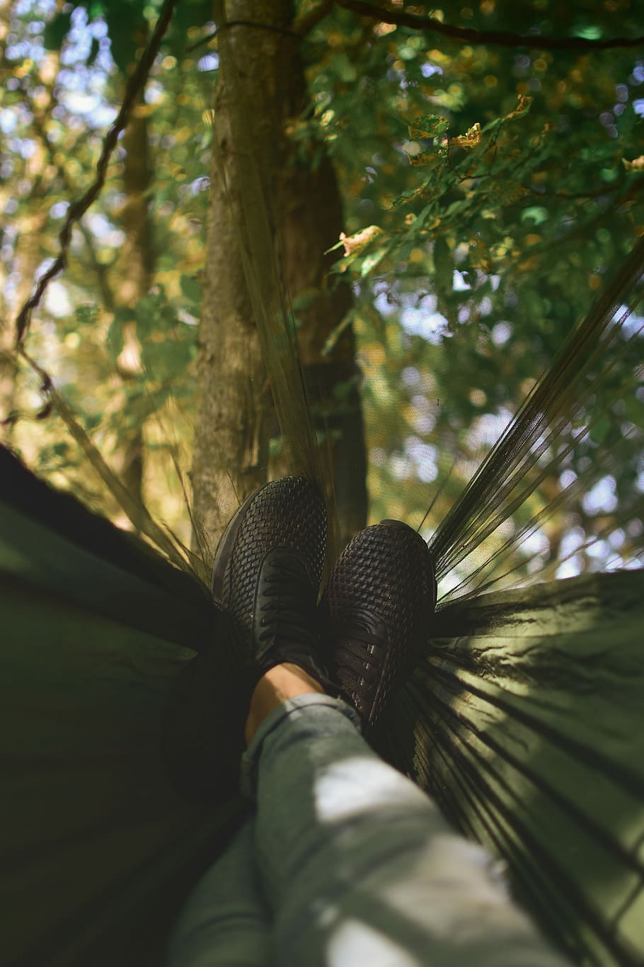 person on camping hammock tied on tree, person lying on black hammock tied on tree at daytime HD wallpaper